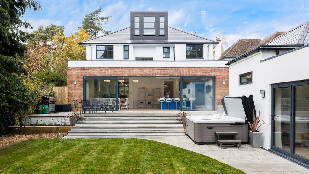 Sandbanks luxury holiday home with a hot tub
